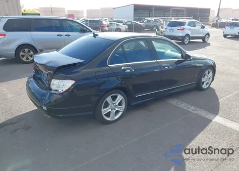 2011 Mercedes-Benz C 300 Luxury 4Matic/Sport 4Matic z USA, uszkodzony, nr VIN WDDGF8BB8BF656365